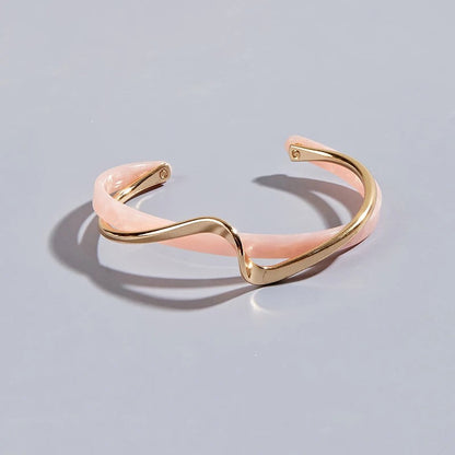 Bracelet Manchette Élégant avec Ondulations et Bords Ouvrants
