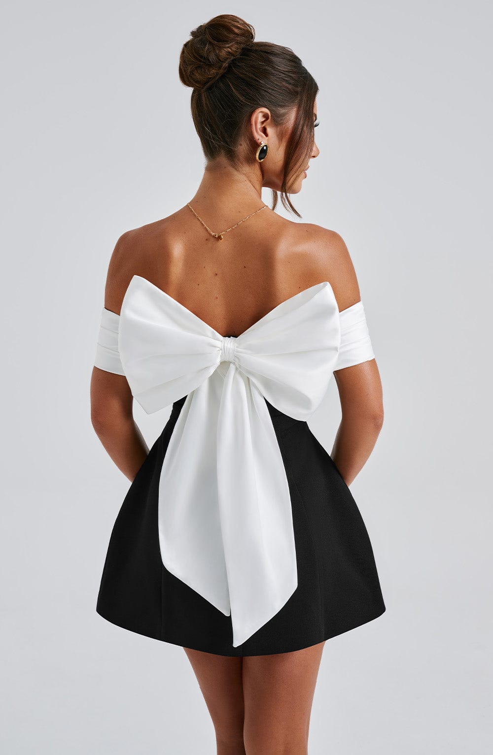 Robe Courte Épaules Dévoilées avec Haut Contraste