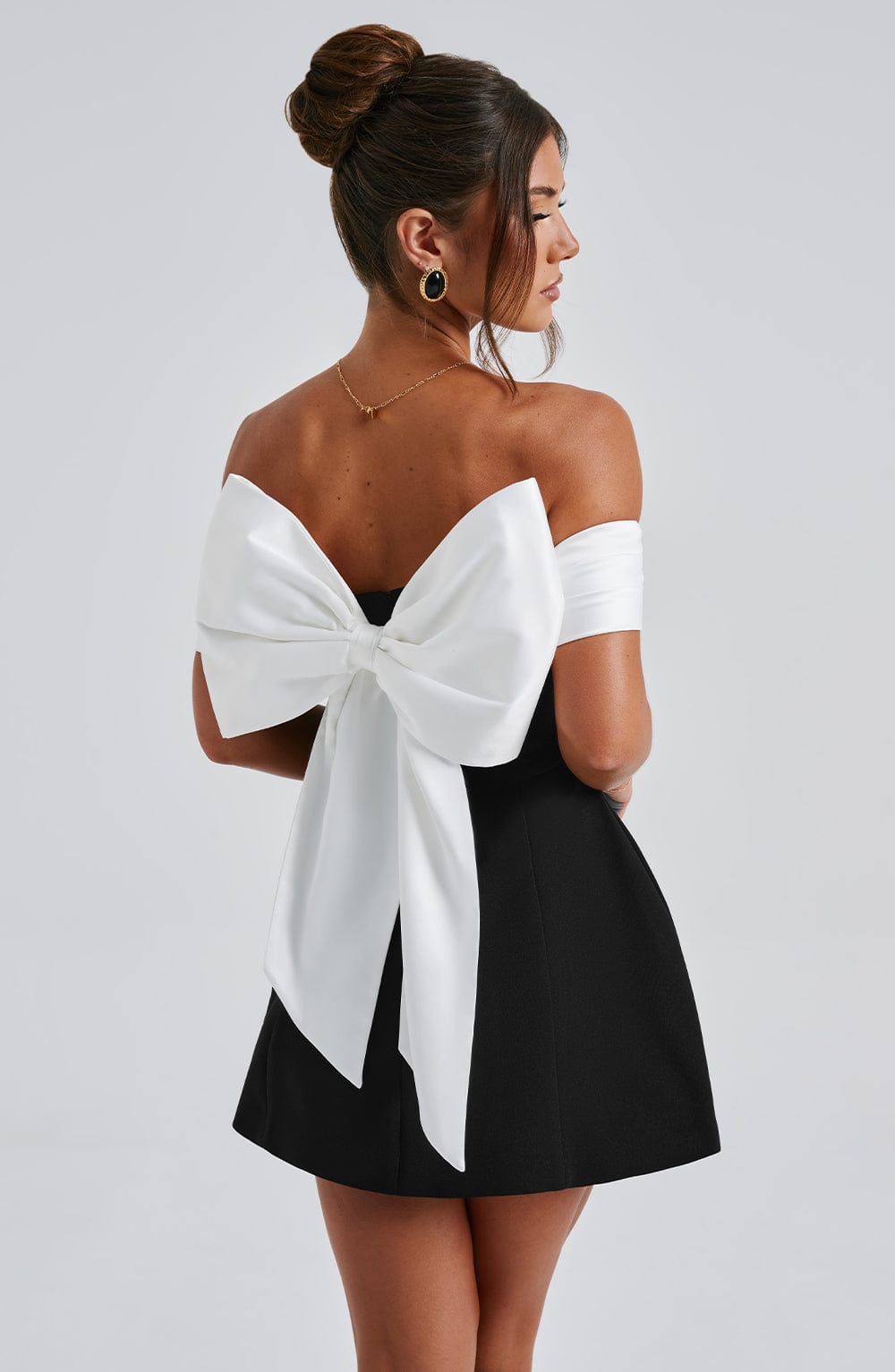 Robe Courte Épaules Dévoilées avec Haut Contraste