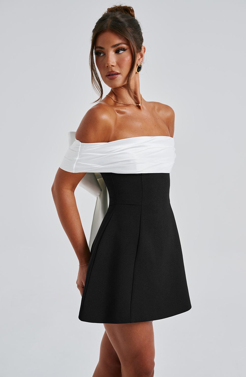 Robe Courte Épaules Dévoilées avec Haut Contraste