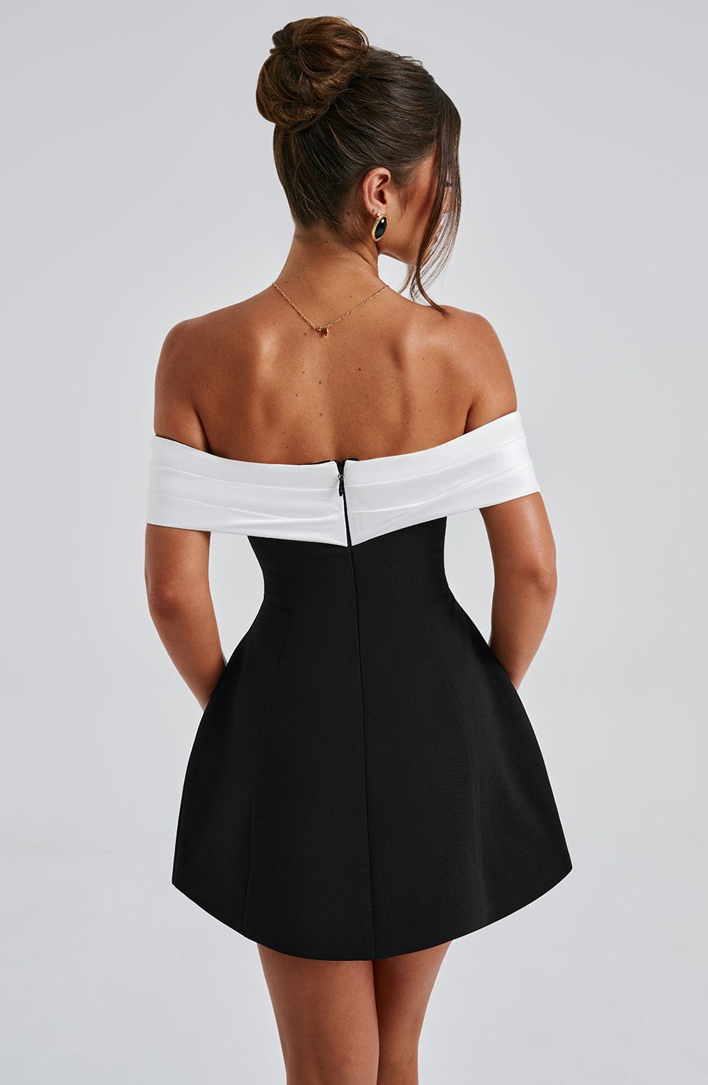 Robe Courte Épaules Dévoilées avec Haut Contraste