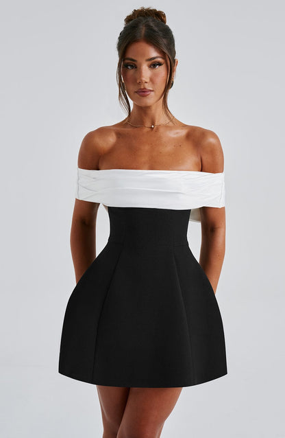 Robe Courte Épaules Dévoilées avec Haut Contraste