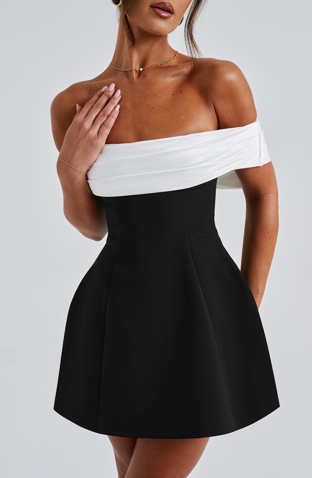 Robe Courte Épaules Dévoilées avec Haut Contraste