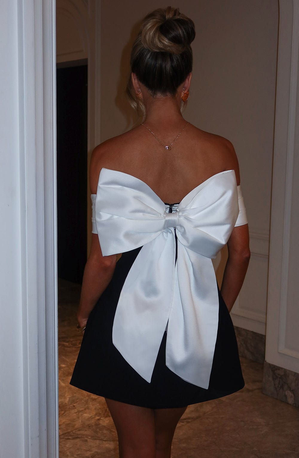 Robe Courte Épaules Dévoilées avec Haut Contraste