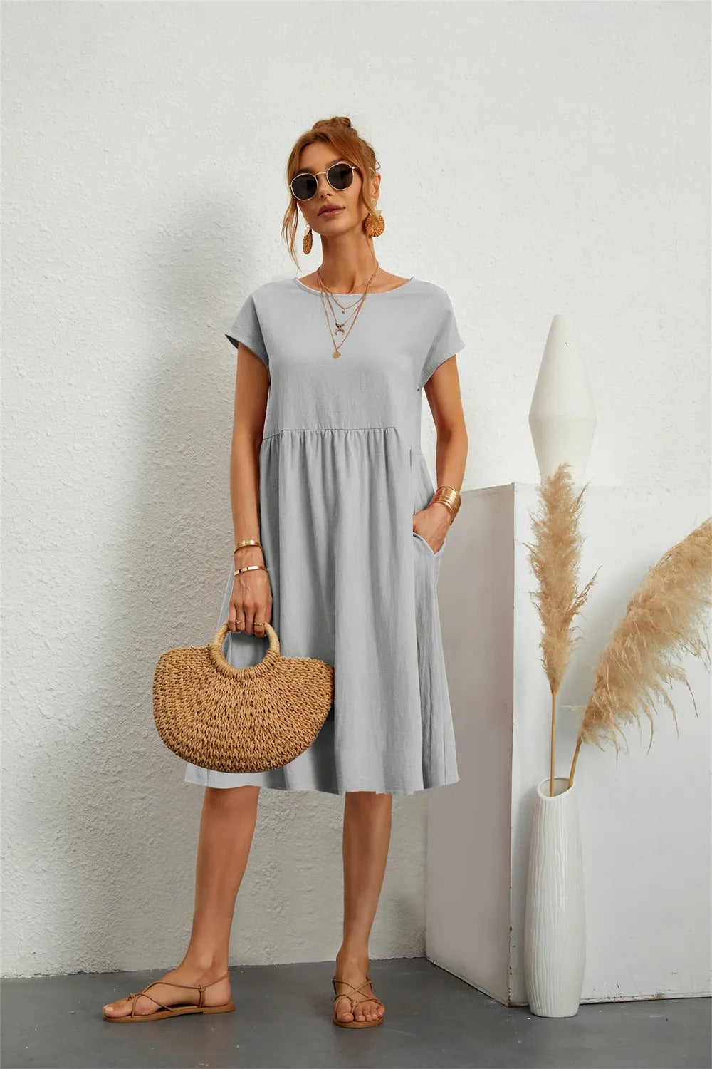 Robe Femme Élégante Longue avec Ceinture et Détails Féminins