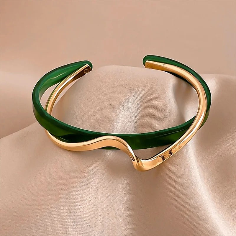 Bracelet Manchette Élégant avec Ondulations et Bords Ouvrants