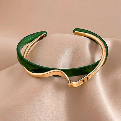 Bracelet Manchette Élégant avec Ondulations et Bords Ouvrants
