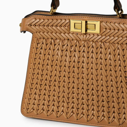 Sac à Main Tressé Élégant avec Fermeture Tourne et Détails Dorés