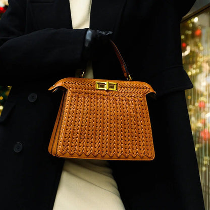 Sac à Main Tressé Élégant avec Fermeture Tourne et Détails Dorés