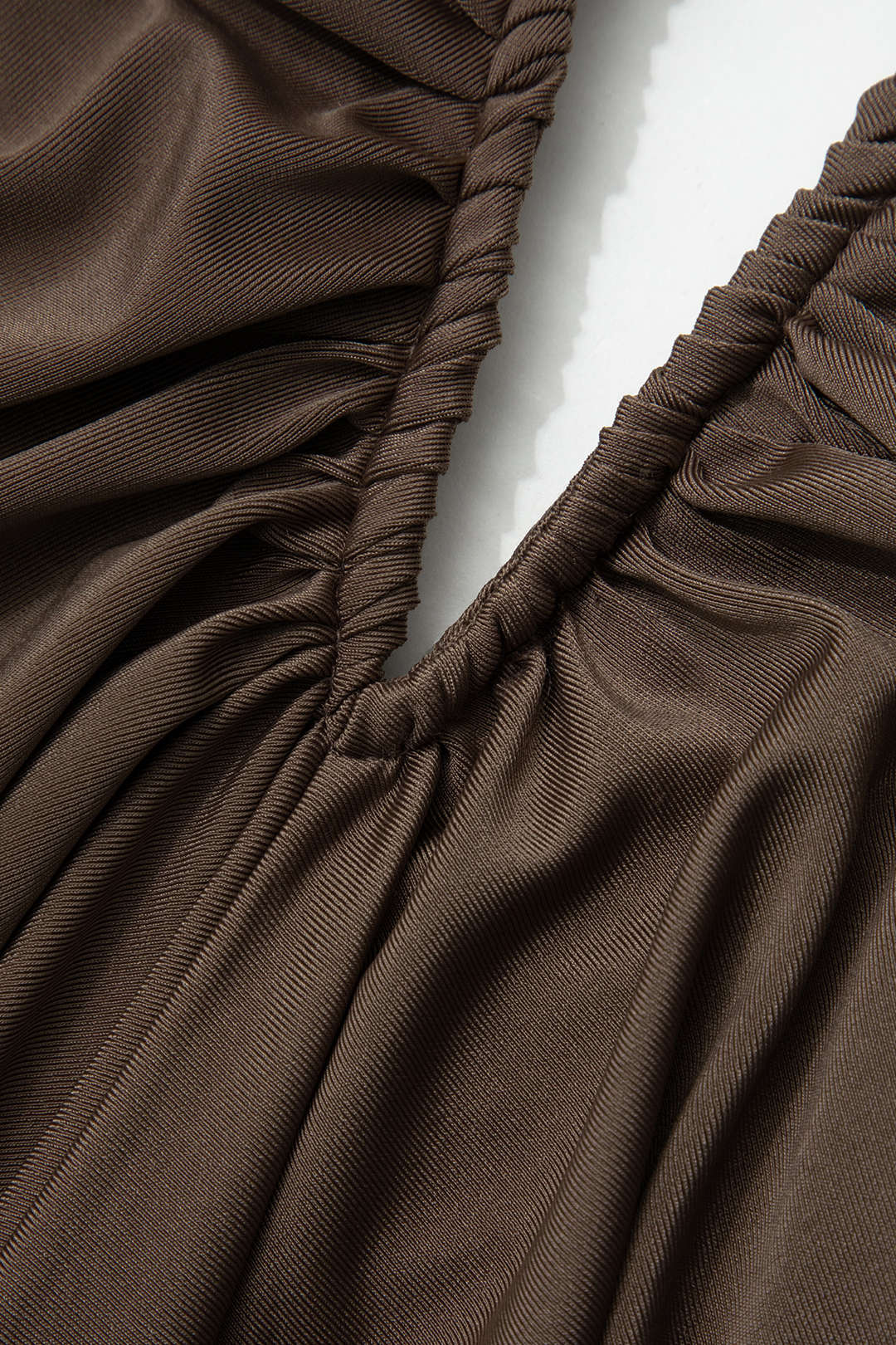 Robe Cocktail Épaules Découvertes avec Drapage Élégant
