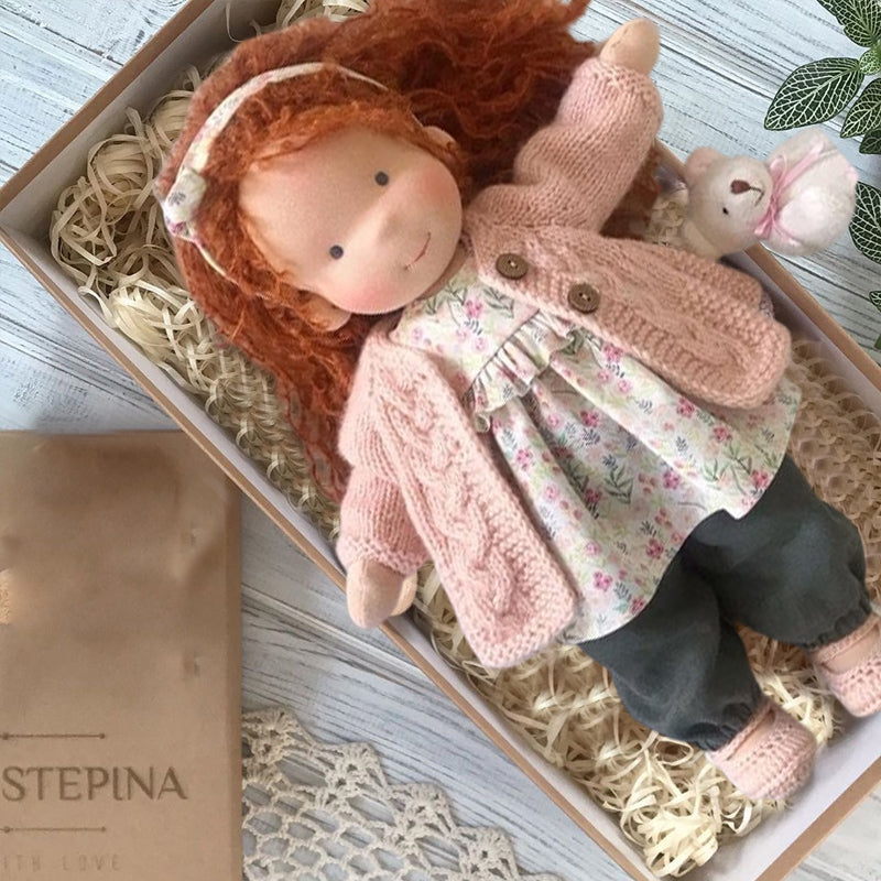 Poupée en peluche avec accessoires de qualité