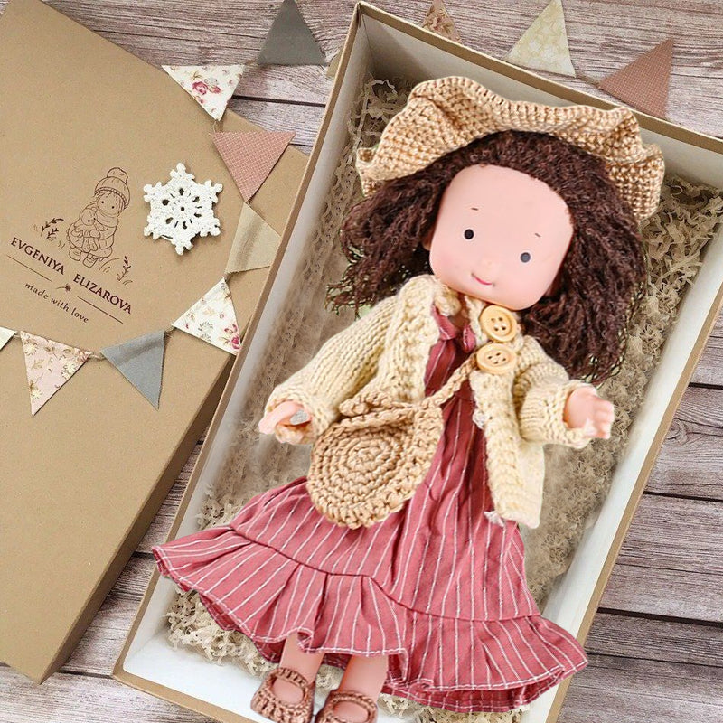 Poupée en peluche avec accessoires de qualité
