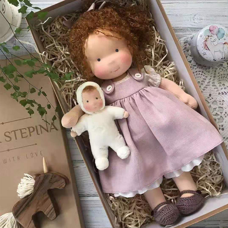 Poupée en peluche avec accessoires de qualité