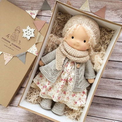 Poupée en peluche avec accessoires de qualité