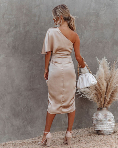 Robe Satin Épaule Décolletée – Robe Midi Drapée avec Fente et Taille Cintrée