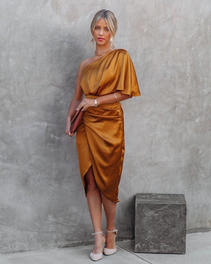 Robe de Soirée Épaule Dévoilée en Satin Noir Chic