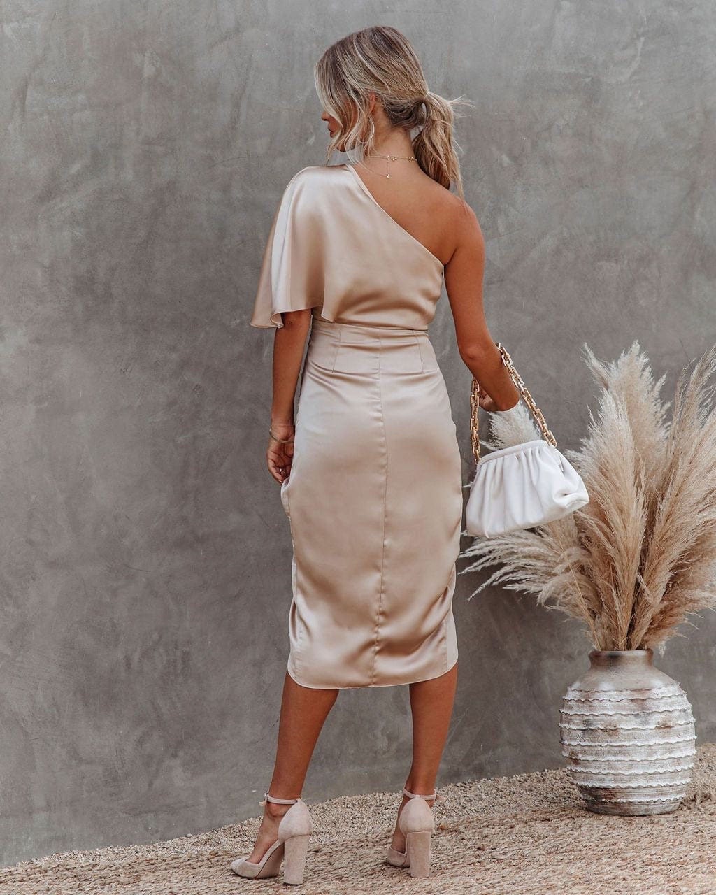 Robe de Soirée Épaule Dévoilée en Satin Noir Chic
