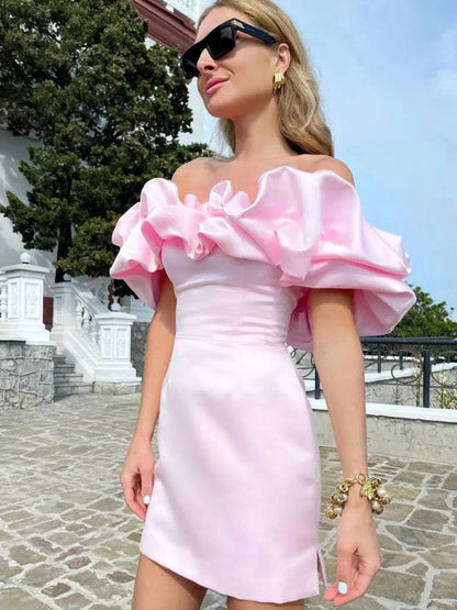 Robe Cocktail Épaules Découvertes avec Volants et Taille Cintrée