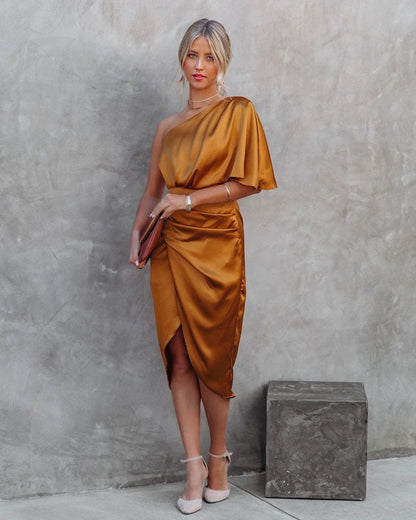 Robe Satin Épaule Décolletée – Robe Midi Drapée avec Fente et Taille Cintrée