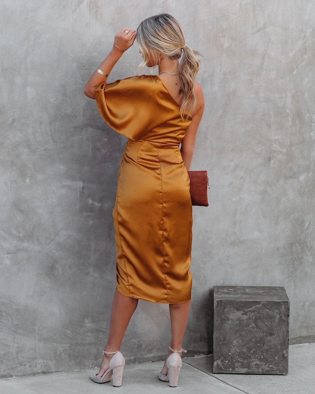 Robe Satin Épaule Décolletée – Robe Midi Drapée avec Fente et Taille Cintrée