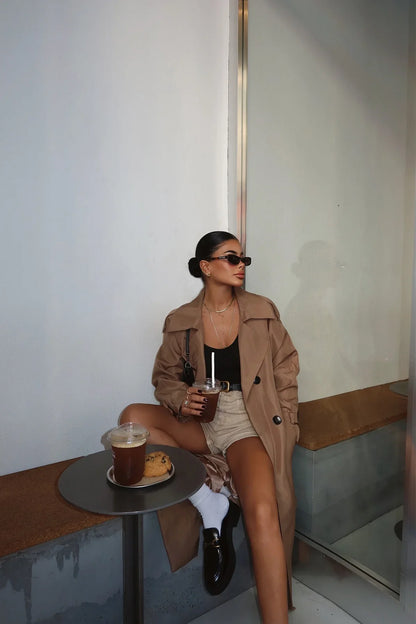 Trenchcoat femme élégant en cuir brun