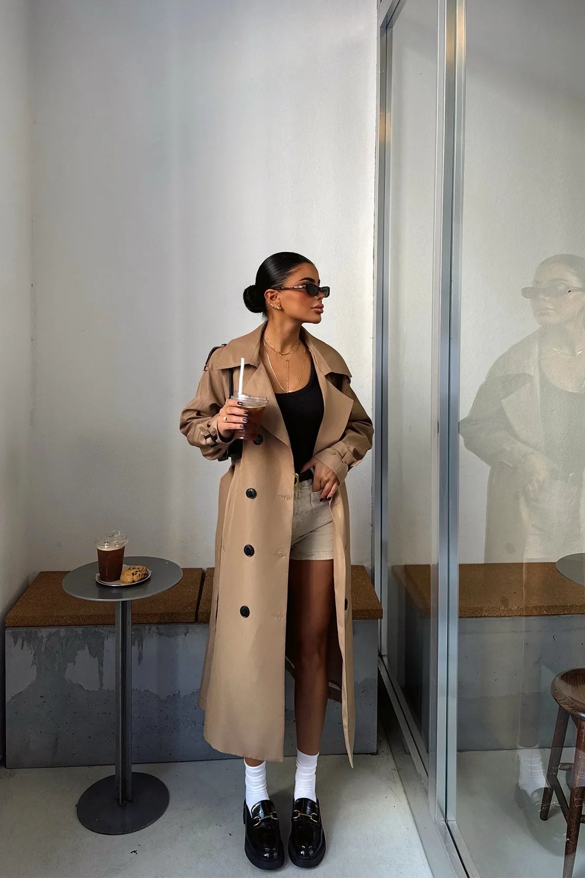 Trenchcoat femme élégant en cuir brun
