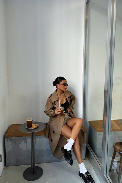 Trenchcoat femme élégant en cuir brun