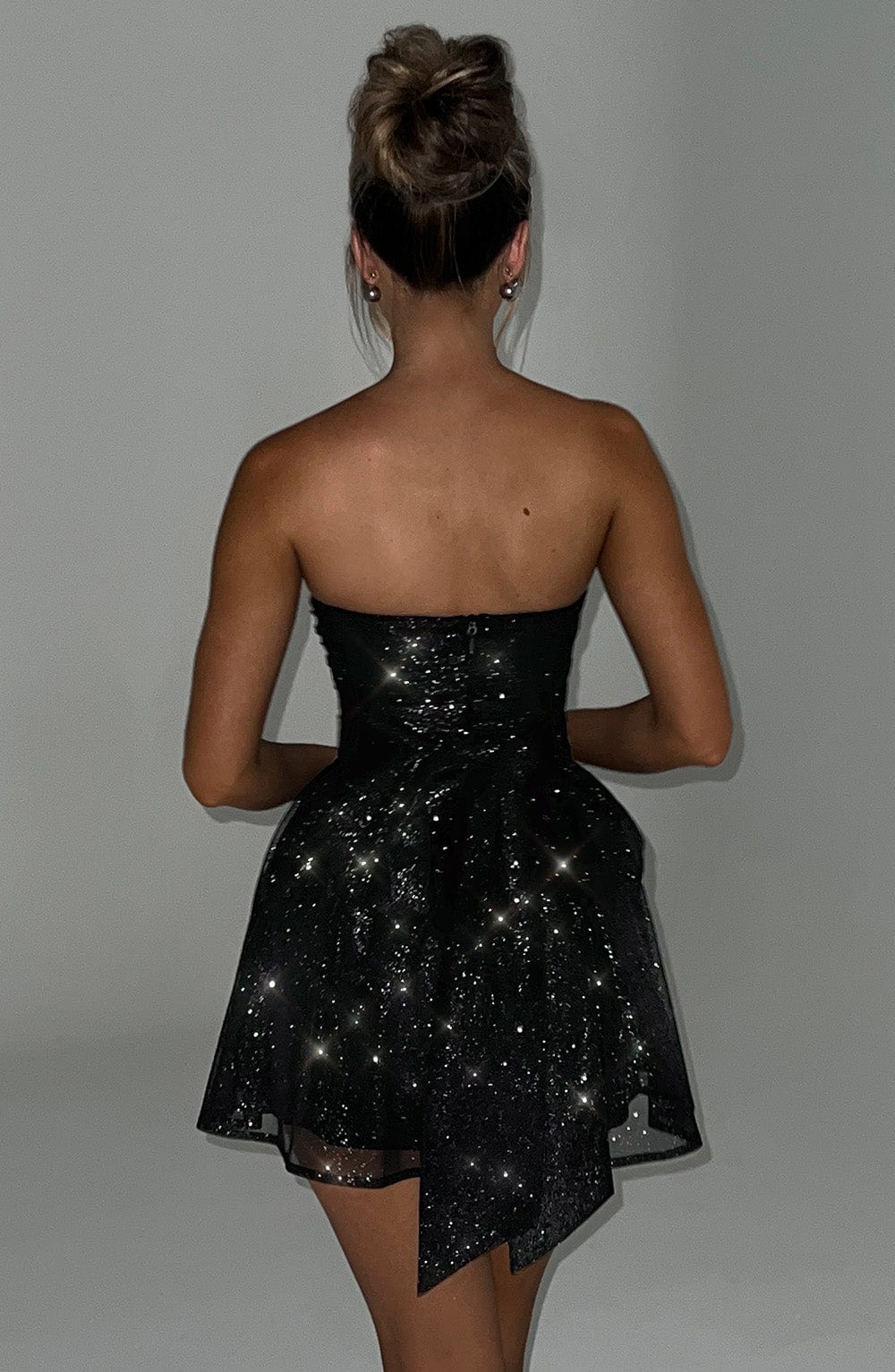 Robe Courte Éclairante avec Décolleté Plunging et Jupes amples