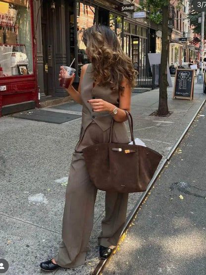 Sac à Main Cuir Brun avec Fermeture Dorée et Bretelles Réglables