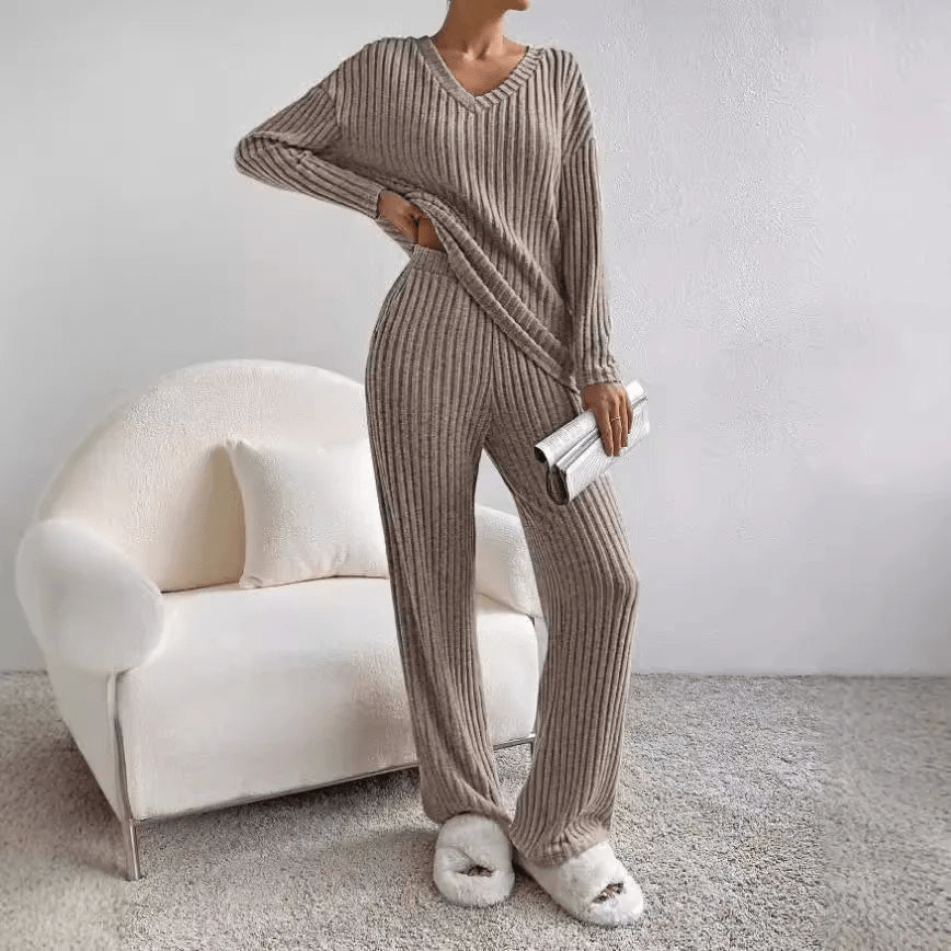 Ensemble Femme Tricot Élégant VDécolleté et Détente