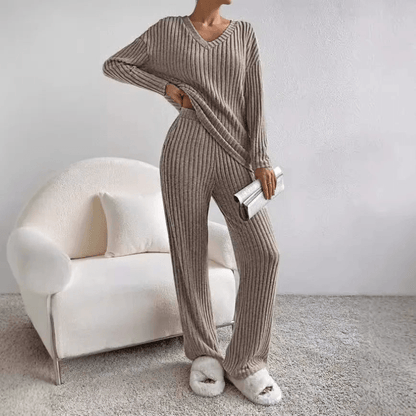 Ensemble Femme Tricot Élégant VDécolleté et Détente