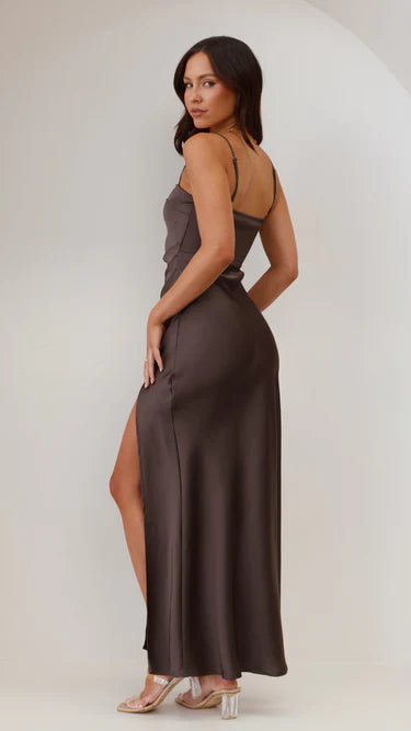 Robe maxi en satin avec bretelles fines et fente haute
