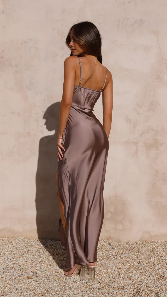 Robe de soirée en satin à bretelles fines et fente haute