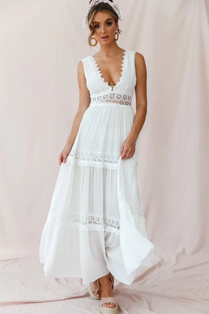 Robe Bohème Blanche avec Dentelle et Décolleté Profond - BerlinGlamour