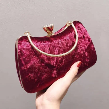 Sac Clutch Soirée Rouge Velvet avec Fermeture Ornementale